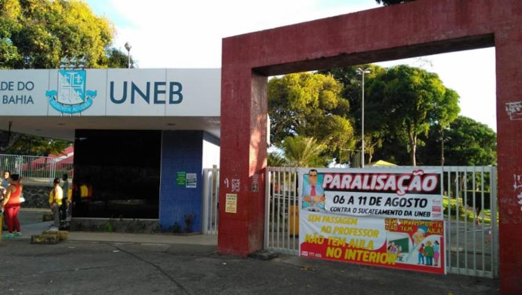 Portões da universidade amanheceram fechados por causa da paralisação - Foto: Divulgação | Aduneb
