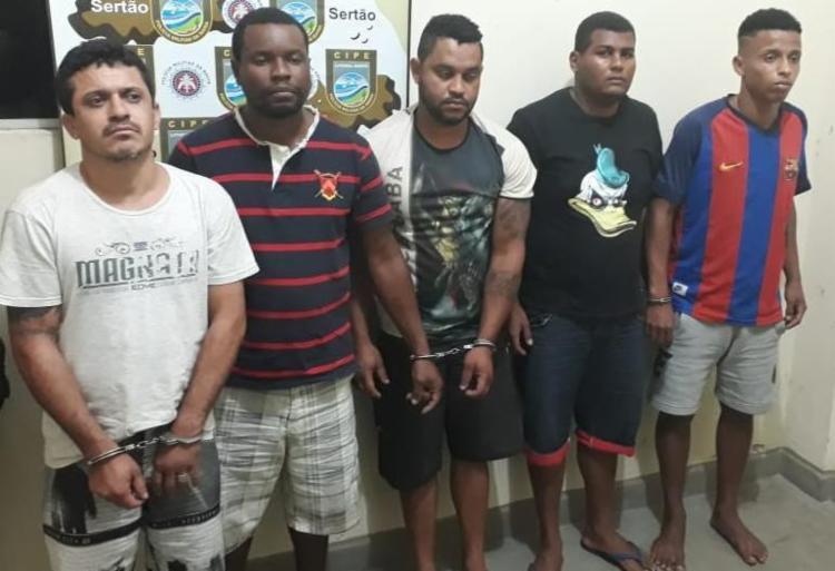 Os cinco suspeitos foram autuados por tráfico de drogas e associação - Foto: Divulgação | SSP-BA