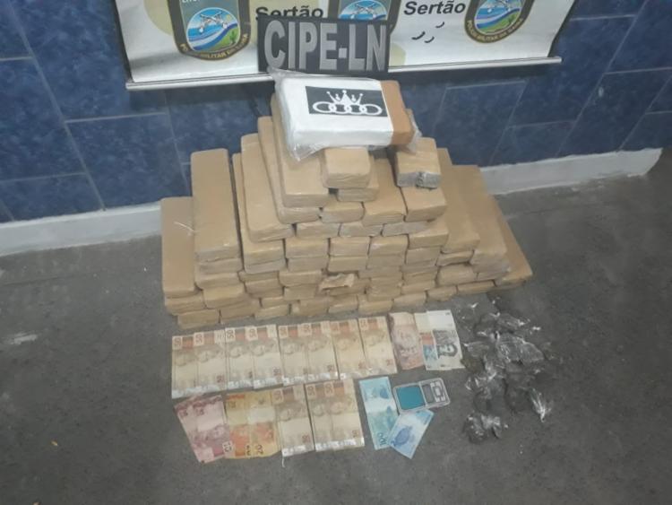 Dos 51 kg de drogas encontrados, 50 kg são de maconha prensada em tabletes e 1 kg de cocaÃna