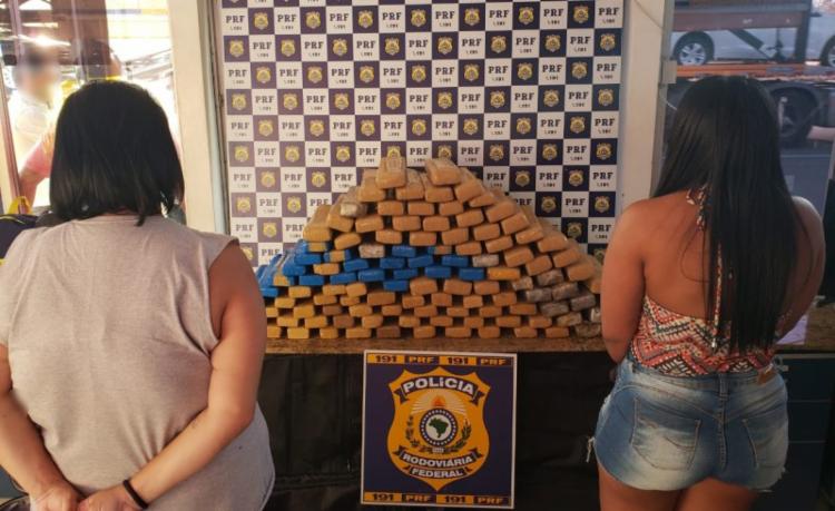 As mulheres de 23 e 28 anos informaram aos policiais que receberiam dinheiro caso entregassem a drogam em Recife - Foto: Divulgação | PRF