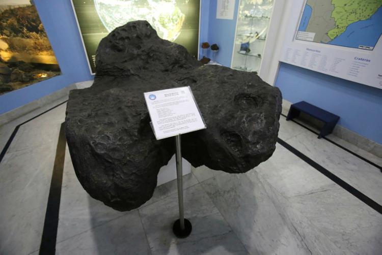 Uma réplica do meteorito está no Museu Geológico da Bahia - Foto: Luciano Carcará | Ag. A TARDE Uma réplica do meteorito está no Museu Geológico da Bahia - Foto: Luciano Carcará | Ag. A TARDE