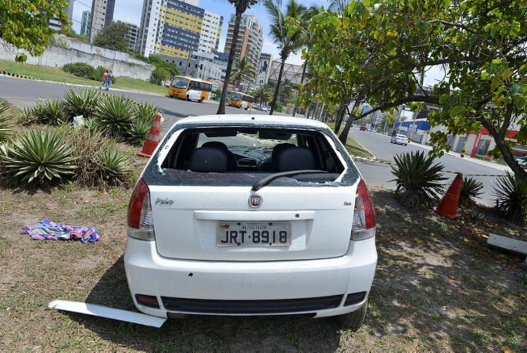 Ferido, o homem teria perdido o controle do carro, que parou no canteiro central da via