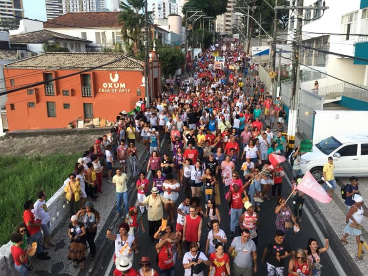 Manifestação seguiu pela Ladeira da Barra até chegar ao Farol