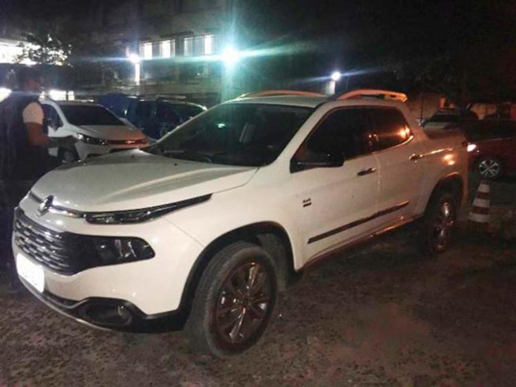 Suspeito estava em um carro Fiat Toro quando foi interceptado pelos policiais