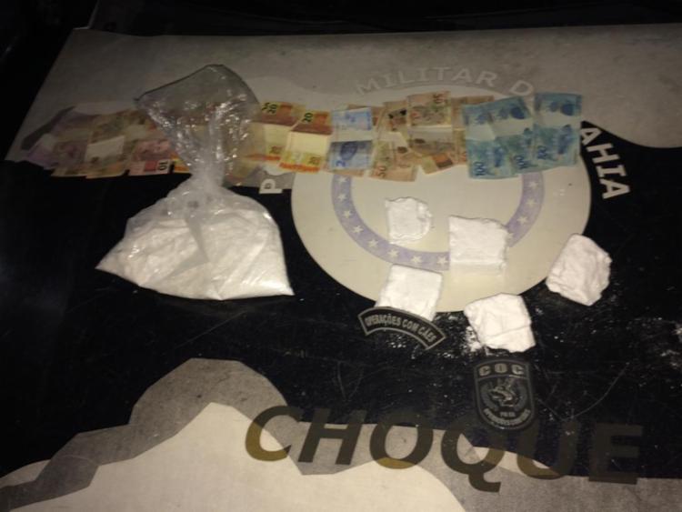 Além da cocaína, a polícia apreendeu R$ 1 mil em espécie com os suspeitos
