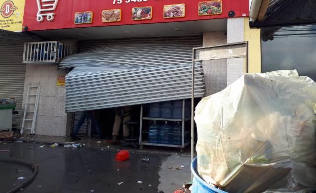 A porta do mercado foi aberta pelo Corpo de Bombeiros para ventilar e manter o fogo controlado