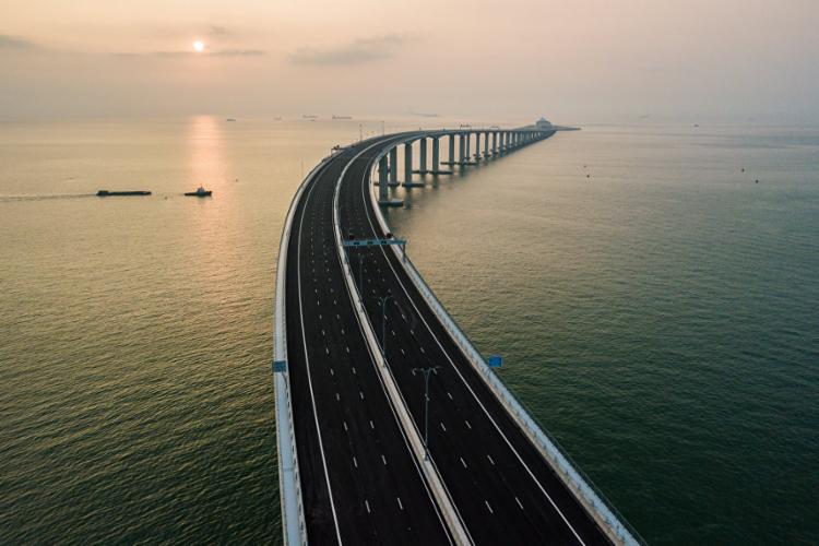 A enorme estrutura inclui a ponte sobre o delta do Rio das Pérolas e um túnel submarino - Foto: AFP