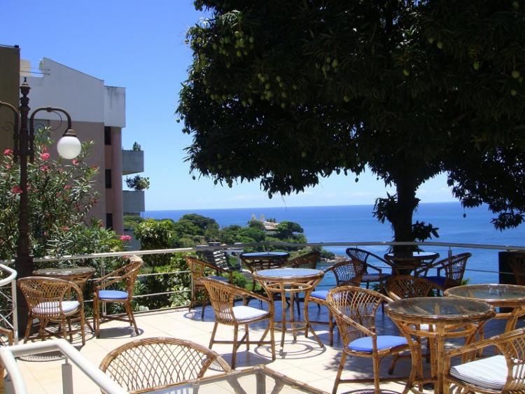 A vista para o mar da Baía de Todos os Santos é um diferencial da cafeteria