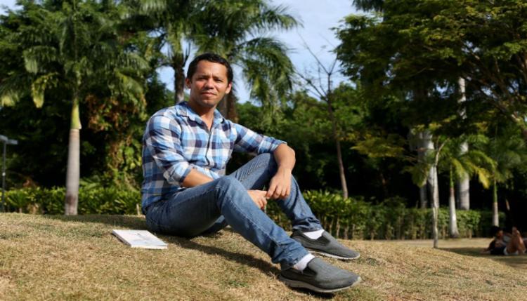 Escritor baiano indicado ao Prêmio Jabuti fala sobre a crise da palavra