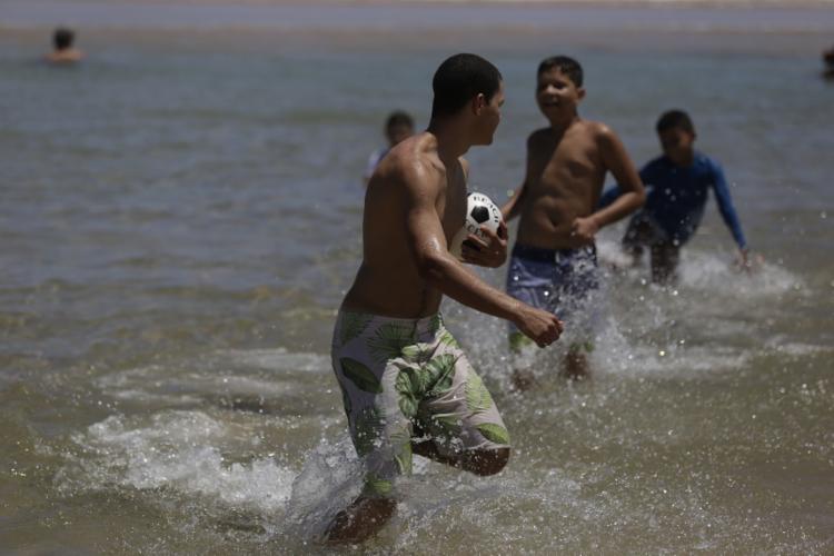 Em Praia do Flamengo, há barracas que cobram uma consumação mínima de R$ 700 e R$ 800