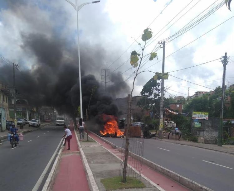 Moradores atearam fogo em objetos para bloquear a via - Foto: CidadÃ£o RepÃ³rter | Via WhatsApp