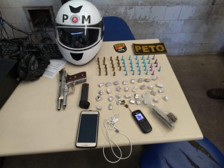 Com o suspeito foram apreendidos maconha, cocaína, e uma pistola calibre 9mm