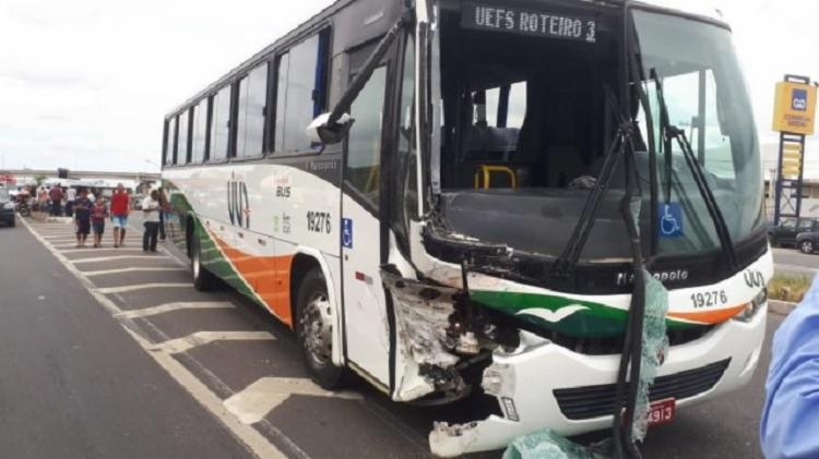 O ônibus teve o vidro e a parte frontal do veículo atingidos após a colisão.