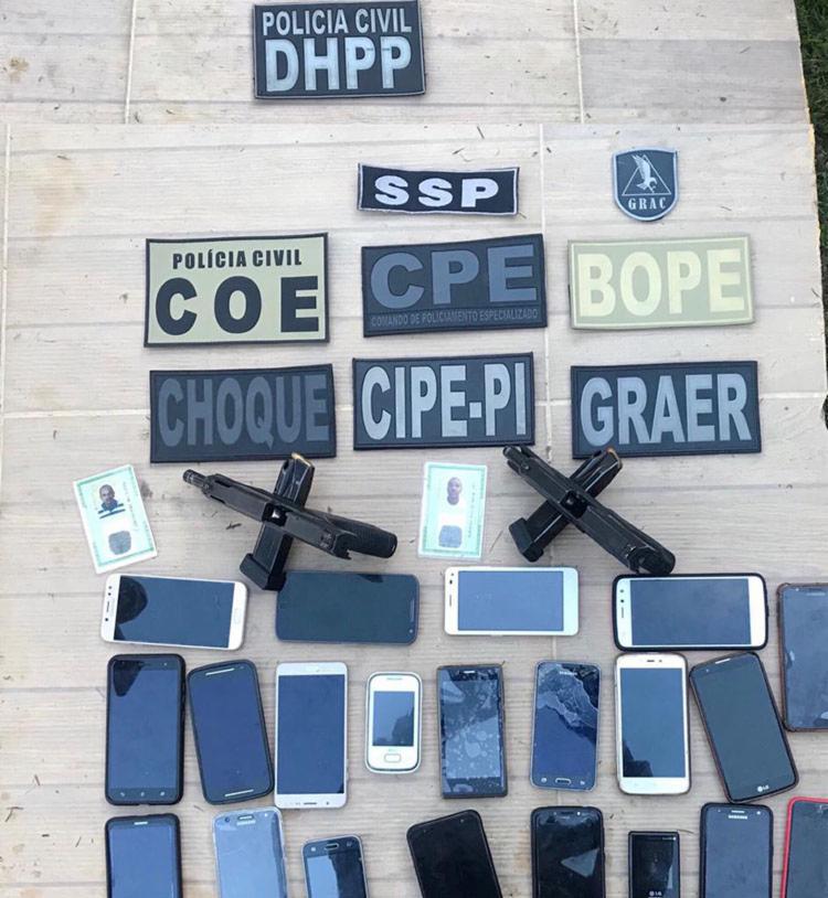 Foram apreendidos com a dupla, duas pistolas calibre 40, carregadores, munições e 15 celulares