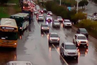 Alagamento deixa trânsito intenso na avenida ACM | Joá Souza | Ag. A TARDE