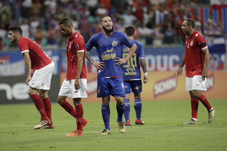 O tricolor perdeu chances, sofreu gol de bicicleta e acabou derrotado sob vaias na Fonte - Foto: Adilton Venegeroles l Ag. A TARDE O tricolor perdeu chances, sofreu gol de bicicleta e acabou derrotado sob vaias na Fonte - Foto: Adilton Venegeroles l Ag. A TARDE