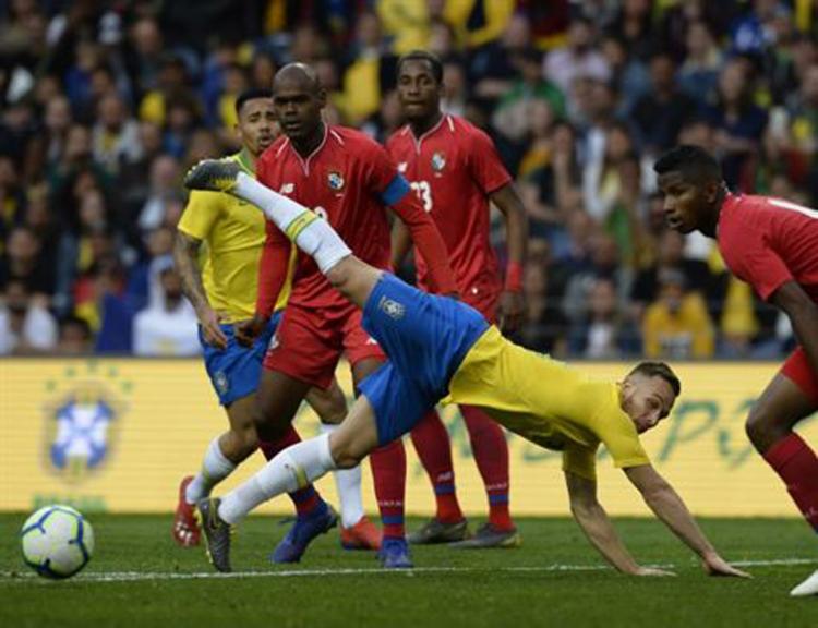 Brasil decepciona com empate e começa o ano sob vaias