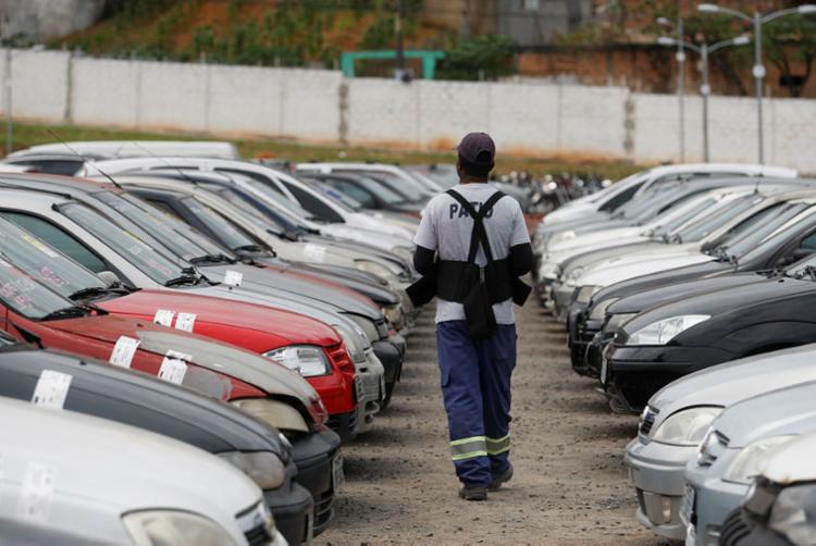 São 139 veículos conservados e 85 sucatas aproveitáveis entre os lotes ofertados - Foto: Raul Spinassé | Ag. A TARDE São 139 veículos conservados e 85 sucatas aproveitáveis entre os lotes ofertados - Foto: Raul Spinassé | Ag. A TARDE