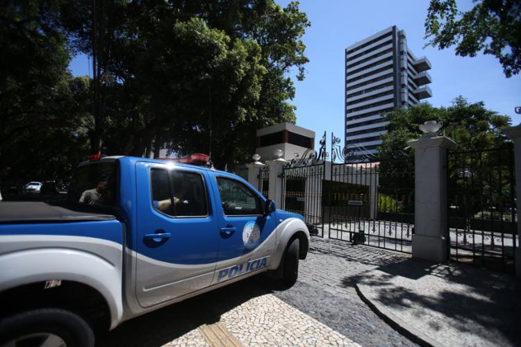 Carro da polícia à frente da Mansão Carlos Costa Pinto, edifício de alto padrão onde ocorreu o acidente - Foto: Joá Souza l Ag. A TARDE Carro da polícia à frente da Mansão Carlos Costa Pinto, edifício de alto padrão onde ocorreu o acidente - Foto: Joá Souza l Ag. A TARDE