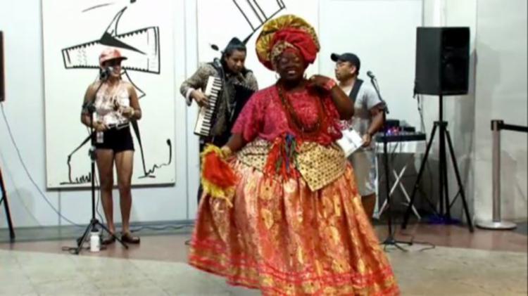 Ao som da zabumba e da sanfona, um trio nordestino desejou aos visitantes uma boa partida - Foto: Reprodução Ao som da zabumba e da sanfona, um trio nordestino desejou aos visitantes uma boa partida - Foto: Reprodução