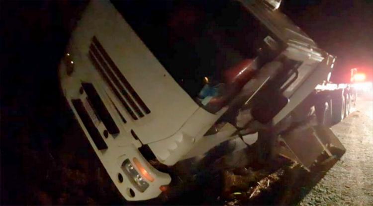 Caminhão que transportava a pedra perdeu os freios em uma ladeira