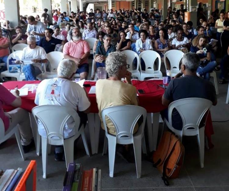 Professores da UESC esperam negociação com o governo para decidir de irão deflagrar greve