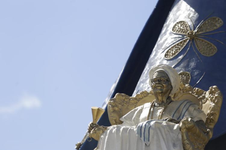 Estátua em homenagem a Mãe Stella é inaugurada em Salvador