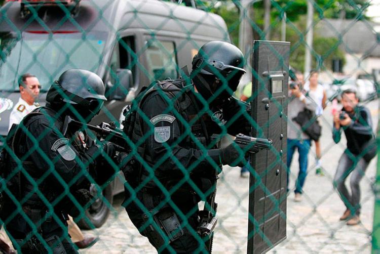 O Bope foi acionado e fez cerco à residência durante negociação - Foto: Joá Souza | Ag. A TARDE O Bope foi acionado e fez cerco à residência durante negociação - Foto: Joá Souza | Ag. A TARDE
