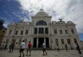 Arquitetos promovem abraço simbólico no Palácio Rio Branco | Foto: Raul Spinassé | Ag. A Tarde