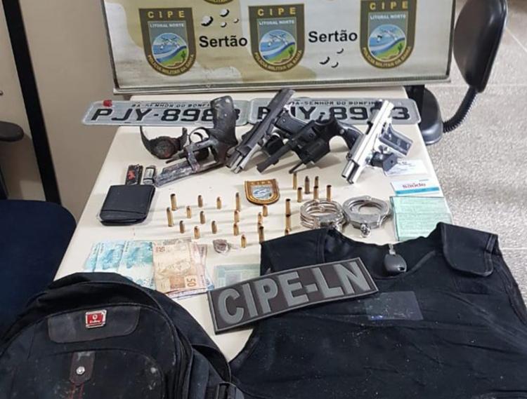 Homens foram encontrados com armas, colete balÃsticos, munições, entre outros materiais - Foto: Divulgação | SSP-BA