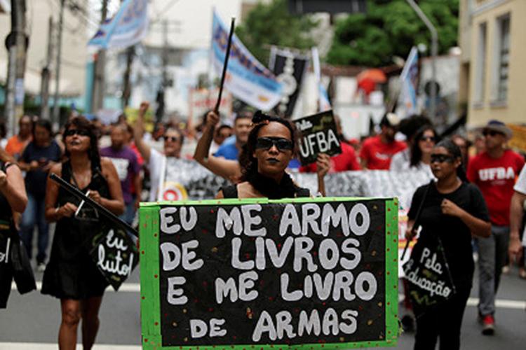 Em Salvador, estudantes e professores saíram ás ruas para protestar contra cortes na educação - Foto: Raul Spinassé l Ag. A TARDE Em Salvador, estudantes e professores saíram ás ruas para protestar contra cortes na educação - Foto: Raul Spinassé l Ag. A TARDE