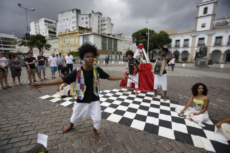 Praça Municipal foi um dos locais escolhidos e atividade visa pagar as passagens - Foto: Joá Souza l Ag. A TARDE Praça Municipal foi um dos locais escolhidos e atividade visa pagar as passagens - Foto: Joá Souza l Ag. A TARDE