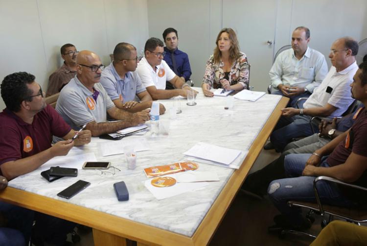 Rodoviários pedem reajuste salarial de 8% e valorização no tíquete-alimentação - Foto: Uendel Gater | Ag. A TARDE Rodoviários pedem reajuste salarial de 8% e valorização no tíquete-alimentação - Foto: Uendel Gater | Ag. A TARDE
