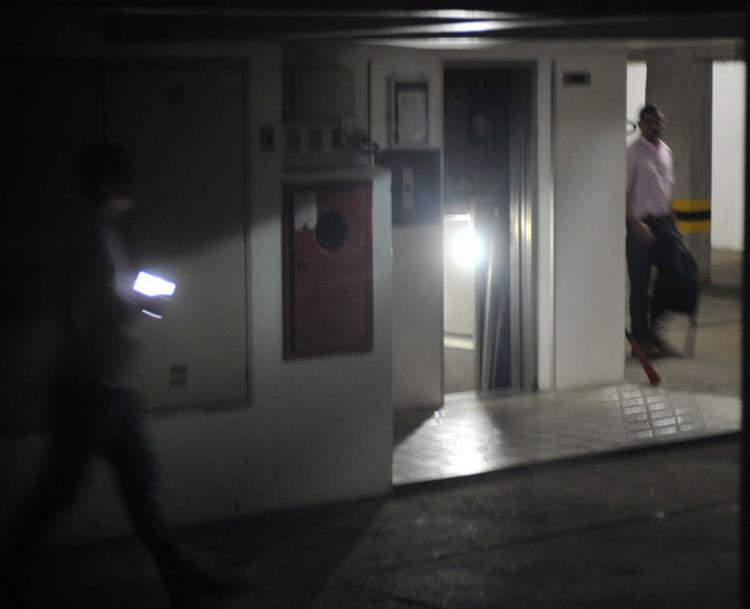 O equipamento caiu de uma altura de aproximadamente 20 metros e parou na garagem do edifício
