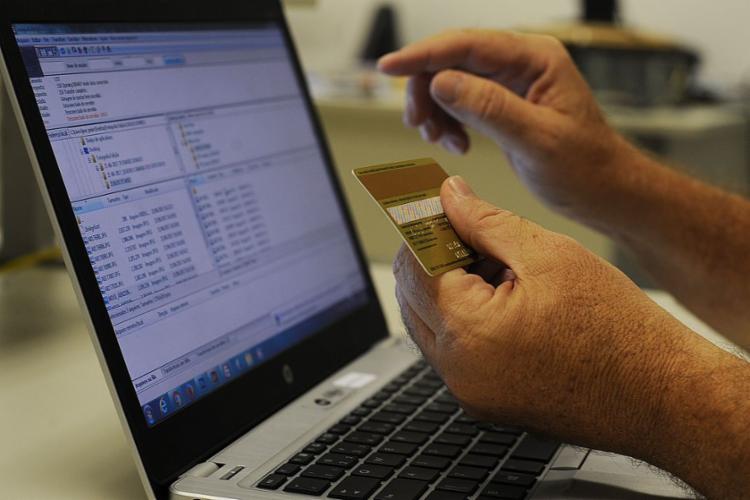 Quadrilhas aproveitam momentos de grande volume de compras para roubar dados de clientes - Foto: Marcello Casal Jr | Agência Brasil Quadrilhas aproveitam momentos de grande volume de compras para roubar dados de clientes - Foto: Marcello Casal Jr | Agência Brasil