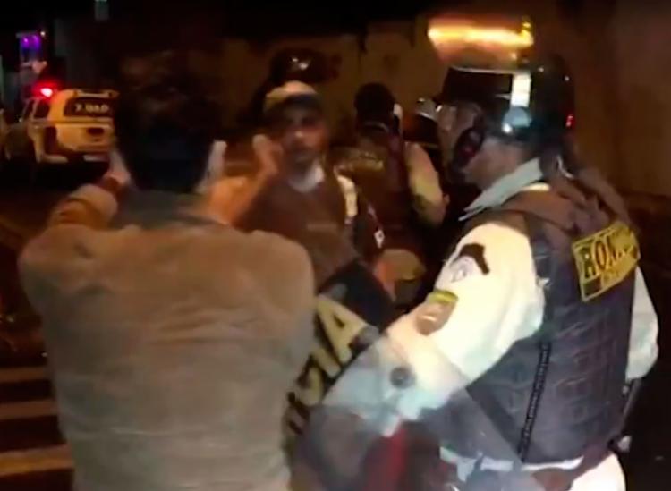 Policiais cumpriram determinação judicial que há três anos proíbe a guerra de espadas na cidade - Foto: Reprodução | TV Bahia Policiais cumpriram determinação judicial que há três anos proíbe a guerra de espadas na cidade - Foto: Reprodução | TV Bahia