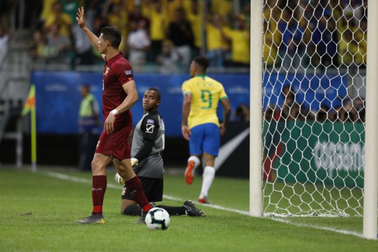 Gabriel Jesus teve um gol anulado por impedimento de Firmino - Foto: Uendel Galter l AFP Gabriel Jesus teve um gol anulado por impedimento de Firmino - Foto: Uendel Galter l AFP