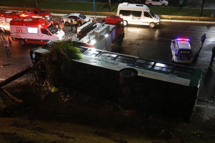 Ãnibus capotou em frente ao shopping e caiu na BR-324 - Foto: Adilton Venegeroles | Ag. A TARDE
