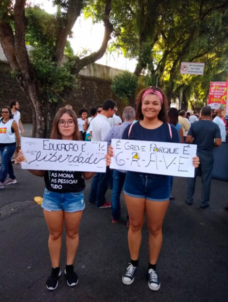 Amanda e Janaína confeccionaram cartazes com frases de protestos