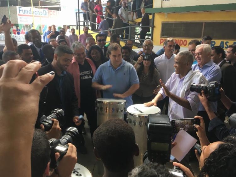 Rodrigo Maia “paga promessa” e visita a Fundação Dr. Jesus