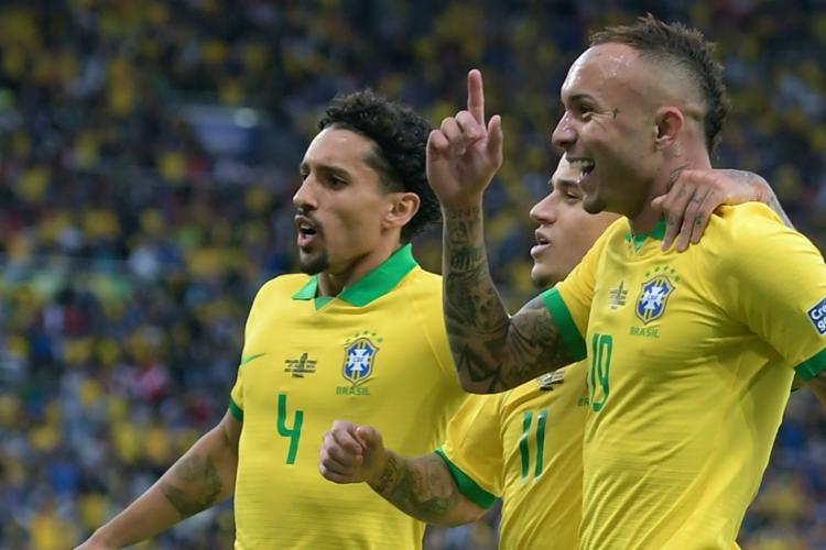 Com um a menos, Brasil supera o Peru e conquista a Copa América