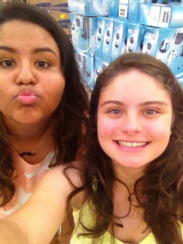 Alana Palos e Carolina Dourado em 2012
