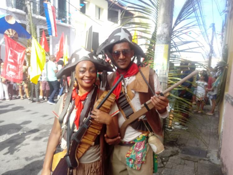 Casal participa do Cortejo CÃ­vico hÃ¡ 3 anos e pretende levar tradiÃ§Ã£o adiante