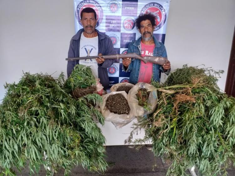 Sacos com 30 quilos da droga seca e uma espingarda artesanal com munição também foram localizados - Foto: Divulgação | SSP