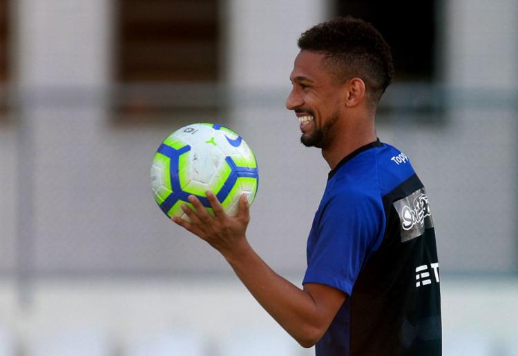 Biro Biro sofre parada cardíaca em treino do Botafogo, é reanimado e passa bem Biro Biro sofre parada cardíaca em treino do Botafogo, é reanimado e passa bem