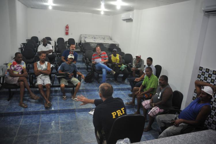Em reunião, moradores falaram sobre pavimento irregular na via marginal da região - Foto: Felipe Iruatã l Ag. A TARDE