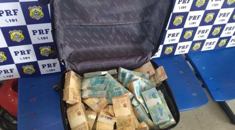 Dinheiro estava escondido no porta-malas do carro - Foto: Divulgação I PRF