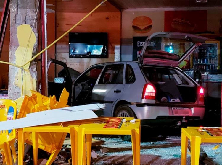 A motorista teria perdido o controle da direção antes de colidir no estabelecimento - Foto: Edivaldo Braga | Blogbraga