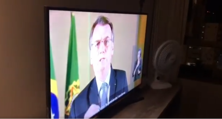 Batidas de panelas e gritos foram ouvidos assim que começou o discurso em rede nacional - Foto: Reprodução