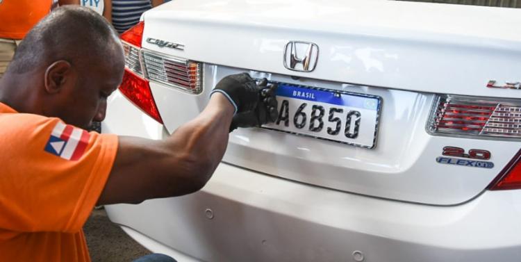 A placa Mercosul nÃ£o Ã© mais obrigatÃ³ria nos casos de transferÃªncia de propriedade do veÃ­culo. - Foto: DivulgaÃ§Ã£o